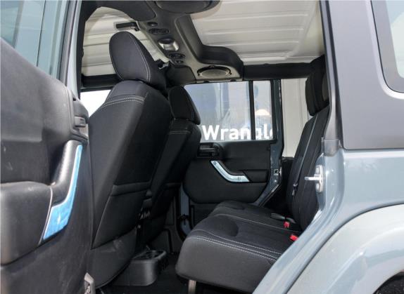 牧马人 2014款 2.8TD Sahara 四门版 车厢座椅   后排空间