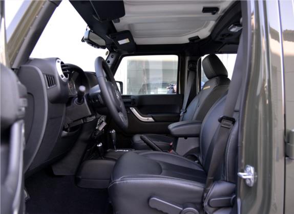 牧马人 2015款 3.0L Sahara 四门版 车厢座椅   前排空间