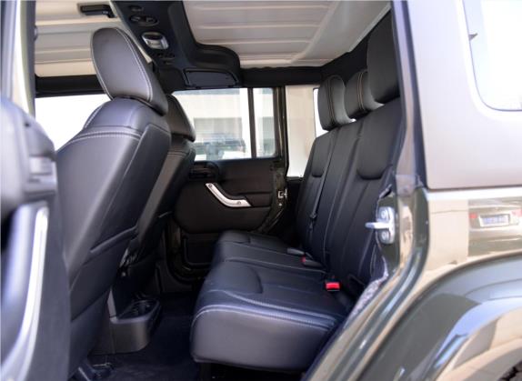牧马人 2015款 3.0L Sahara 四门版 车厢座椅   后排空间