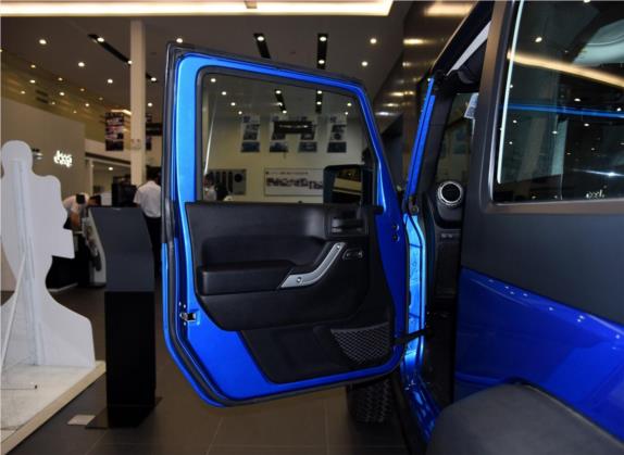 牧马人 2015款 3.6L Rubicon 两门版 车厢座椅   前门板