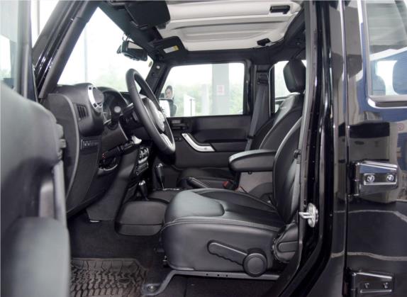 牧马人 2015款 3.6L Rubicon 四门版 车厢座椅   前排空间