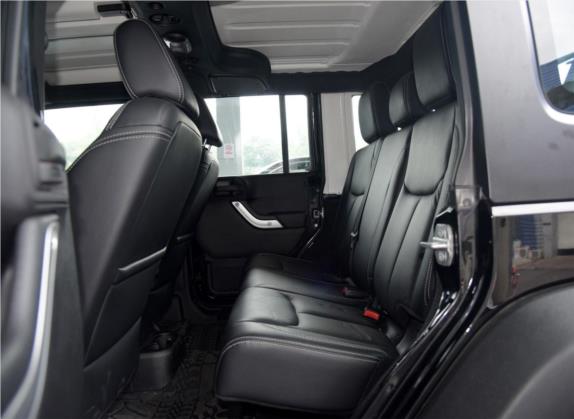 牧马人 2015款 3.6L Rubicon 四门版 车厢座椅   后排空间