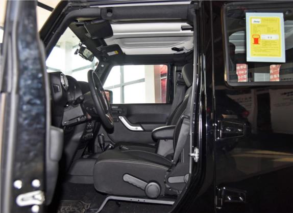 牧马人 2015款 2.8TD Sahara 四门舒享版 车厢座椅   前排空间