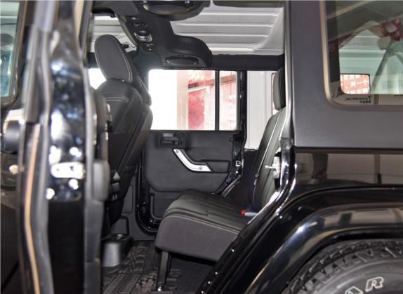 牧马人 2015款 2.8TD Sahara 四门舒享版 车厢座椅   后排空间