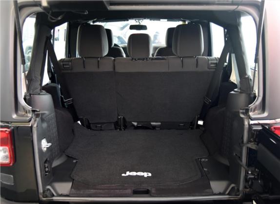 牧马人 2015款 2.8TD Sahara 四门舒享版 车厢座椅   后备厢