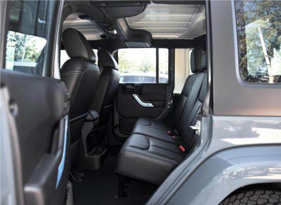 牧马人 2015款 3.0L Sahara 四门舒享版 车厢座椅   后排空间