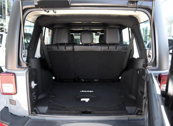 牧马人 2015款 3.0L Sahara 四门舒享版 车厢座椅   后备厢