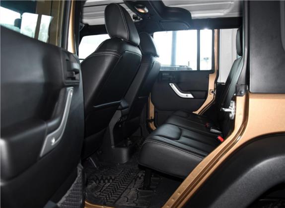 牧马人 2015款 3.6L Rubicon 四门舒享版 车厢座椅   后排空间
