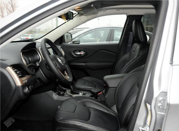 自由光(进口) 2014款 2.4L 豪华版 车厢座椅   前排空间