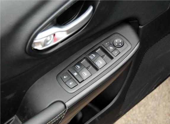 自由光(进口) 2014款 2.4L 豪华版 车厢座椅   门窗控制