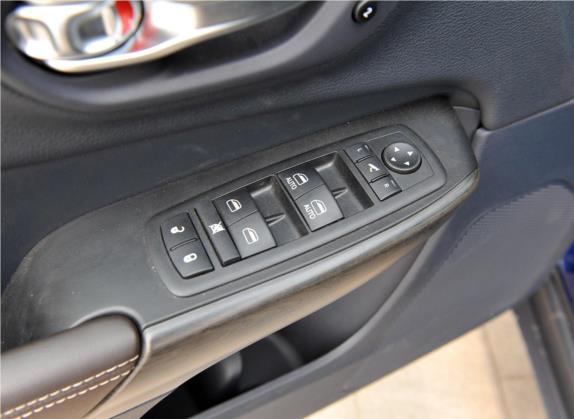 自由光(进口) 2014款 2.4L 精锐版 车厢座椅   门窗控制