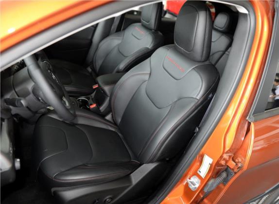 自由光(进口) 2014款 3.2L 高性能版 车厢座椅   前排空间