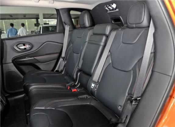 自由光(进口) 2014款 3.2L 高性能版 车厢座椅   后排空间