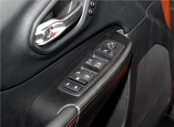 自由光(进口) 2014款 3.2L 高性能版 车厢座椅   门窗控制