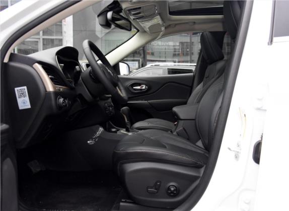 自由光(进口) 2015款 2.4L 精英版 车厢座椅   前排空间