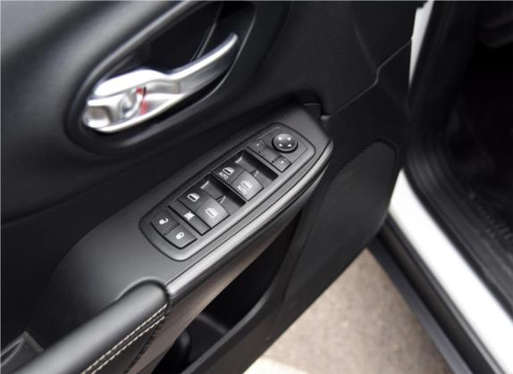 自由光(进口) 2015款 2.4L 精英版 车厢座椅   门窗控制