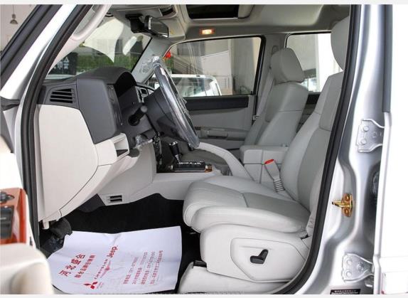 指挥官经典 2007款 4.7 车厢座椅   前排空间