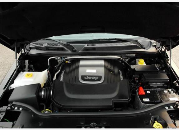 指挥官经典 2008款 5.7 HEMI 其他细节类   发动机舱