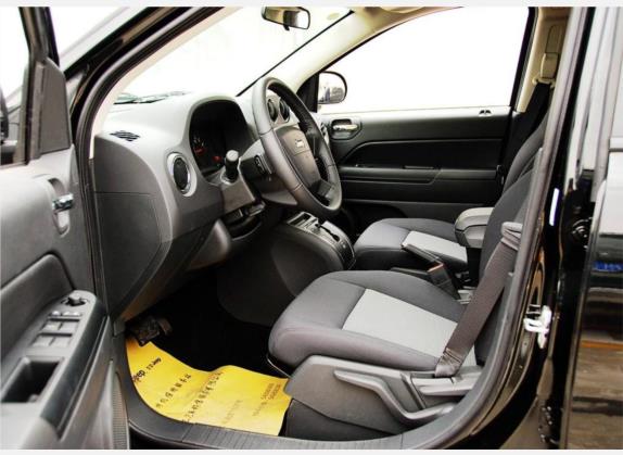 指南者(进口) 2010款 2.4L 四驱运动版 车厢座椅   前排空间