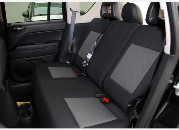 指南者(进口) 2010款 2.4L 四驱运动版 车厢座椅   后排空间