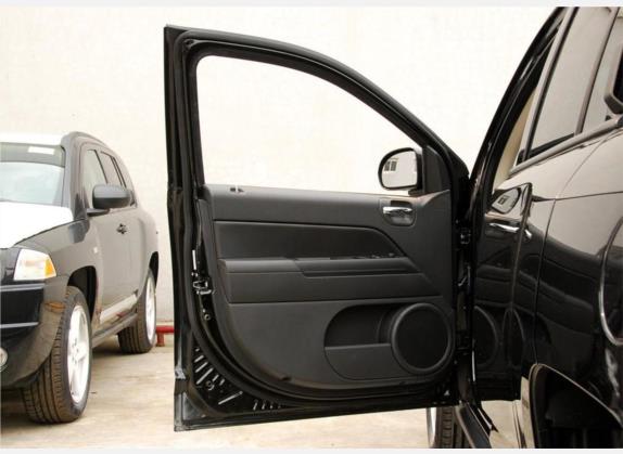 指南者(进口) 2010款 2.4L 四驱运动版 车厢座椅   前门板