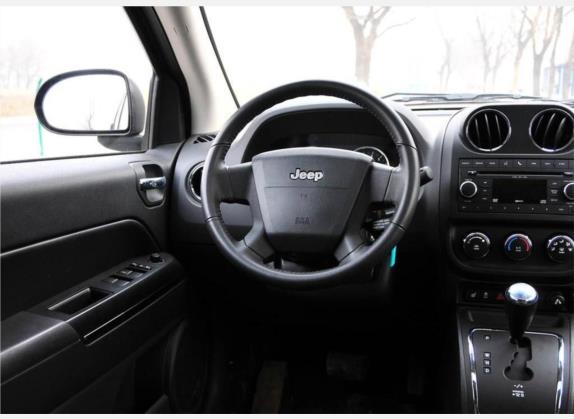 指南者(进口) 2010款 2.4L 四驱限量版 中控类   驾驶位