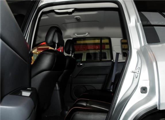 指南者(进口) 2011款 2.4L 四驱70周年限量版 车厢座椅   后排空间