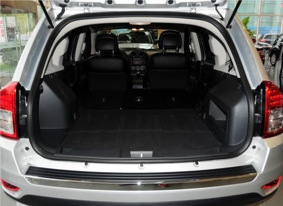 指南者(进口) 2011款 2.4L 四驱70周年限量版 车厢座椅   后备厢