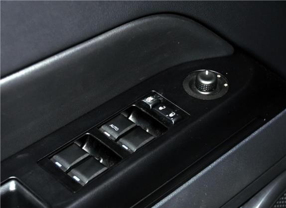 指南者(进口) 2011款 2.4L 四驱70周年限量版 车厢座椅   门窗控制