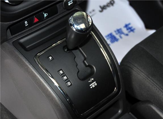 指南者(进口) 2011款 2.4L 四驱运动版 中控类   挡把