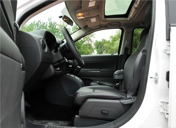 指南者(进口) 2011款 2.4L 四驱豪华导航版 车厢座椅   前排空间
