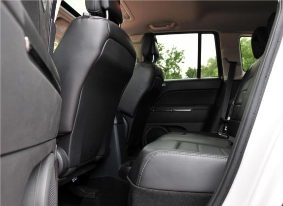 指南者(进口) 2011款 2.4L 四驱豪华导航版 车厢座椅   后排空间