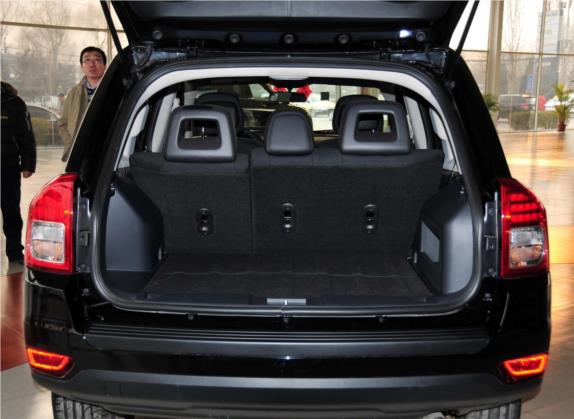 指南者(进口) 2012款 2.0L 两驱运动版 车厢座椅   后备厢