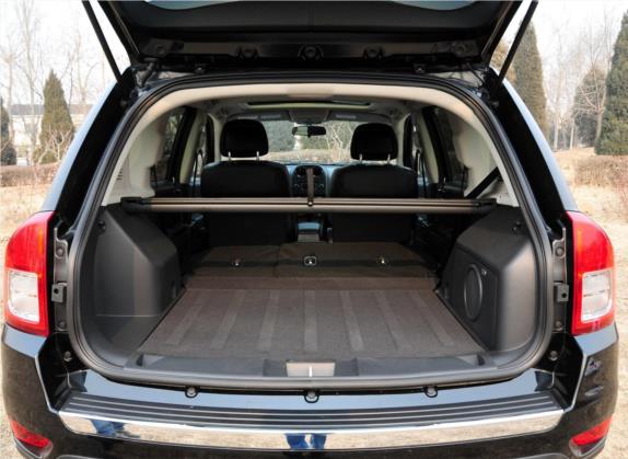 指南者(进口) 2012款 2.0L 两驱豪华版 车厢座椅   后备厢