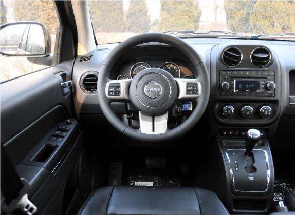 指南者(进口) 2012款 2.4L 四驱都市版 中控类   驾驶位
