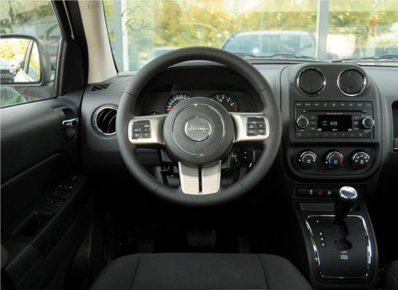 指南者(进口) 2013款 2.0L 两驱运动版 中控类   驾驶位