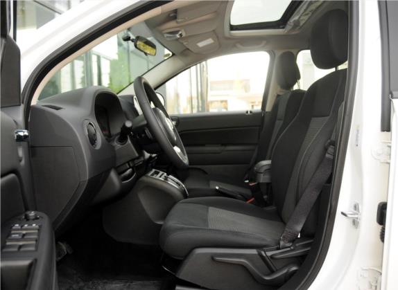指南者(进口) 2013款 2.0L 两驱运动版 车厢座椅   前排空间