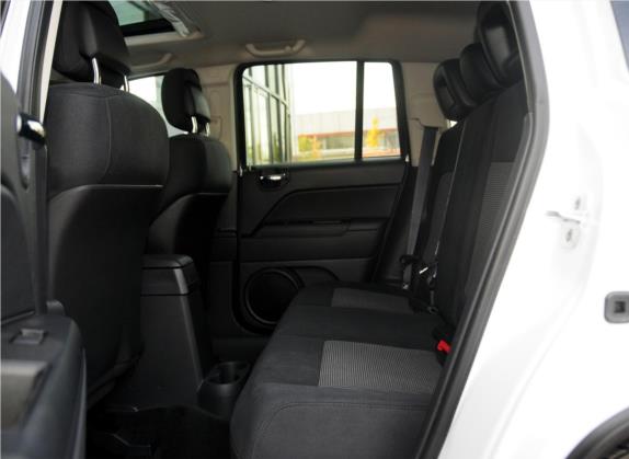 指南者(进口) 2013款 2.0L 两驱运动版 车厢座椅   后排空间