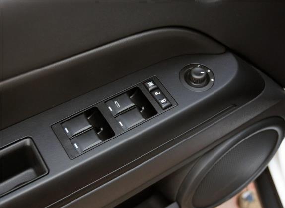 指南者(进口) 2013款 2.0L 两驱运动版 车厢座椅   门窗控制