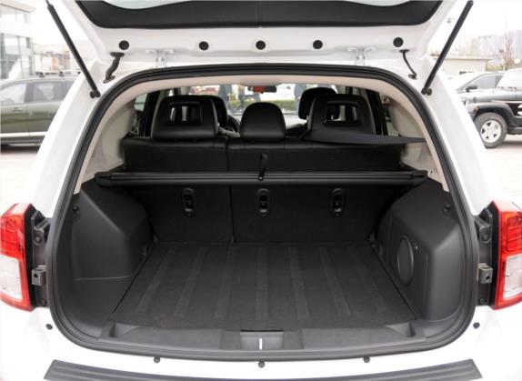 指南者(进口) 2013款 2.0L 两驱豪华版 车厢座椅   后备厢