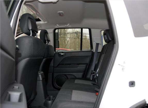 指南者(进口) 2013款 2.4L 四驱运动版 车厢座椅   后排空间