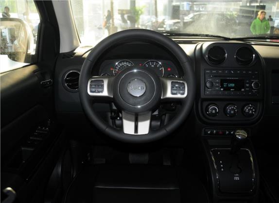 指南者(进口) 2013款 2.4L 四驱都市版 中控类   驾驶位