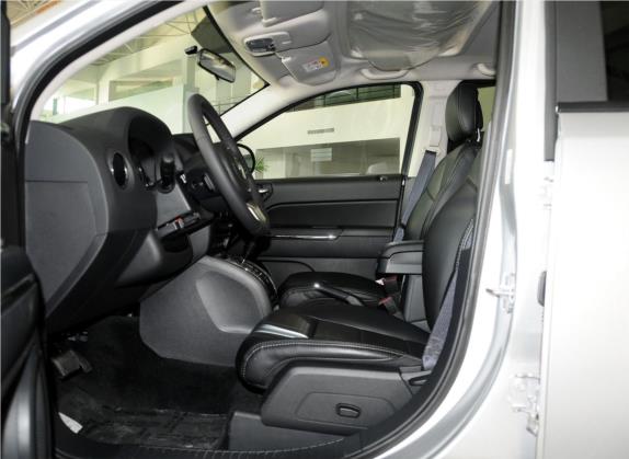 指南者(进口) 2013款 2.4L 四驱都市版 车厢座椅   前排空间