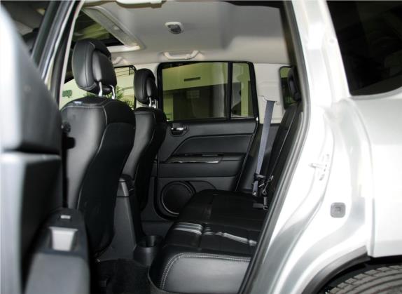 指南者(进口) 2013款 2.4L 四驱都市版 车厢座椅   后排空间