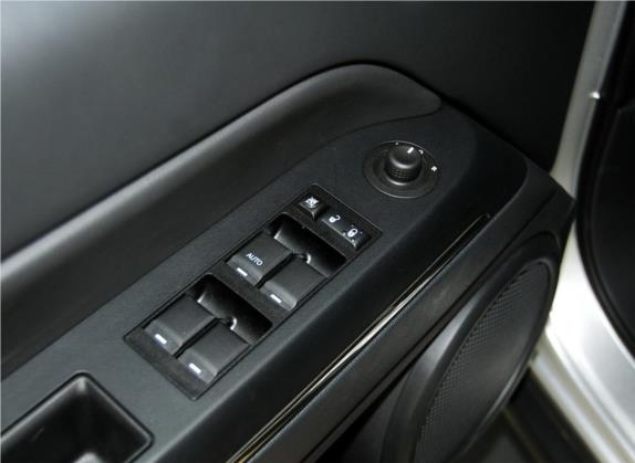 指南者(进口) 2013款 2.4L 四驱都市版 车厢座椅   门窗控制