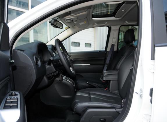 指南者(进口) 2014款 2.4L 四驱豪华导航版 车厢座椅   前排空间