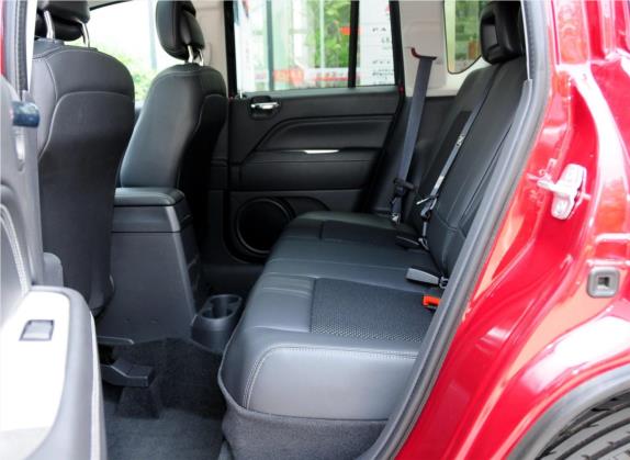 指南者(进口) 2014款 2.4L 四驱蛇行珍藏版 车厢座椅   后排空间