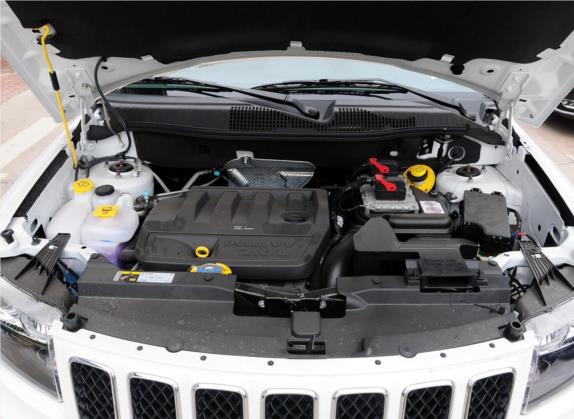 指南者(进口) 2014款 2.0L 两驱都市版 其他细节类   发动机舱