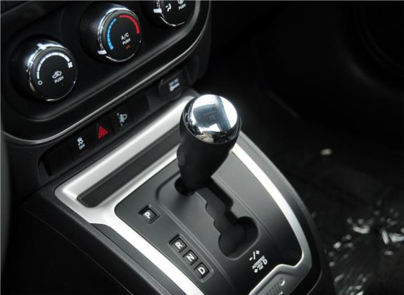 指南者(进口) 2014款 2.0L 两驱都市版 中控类   挡把