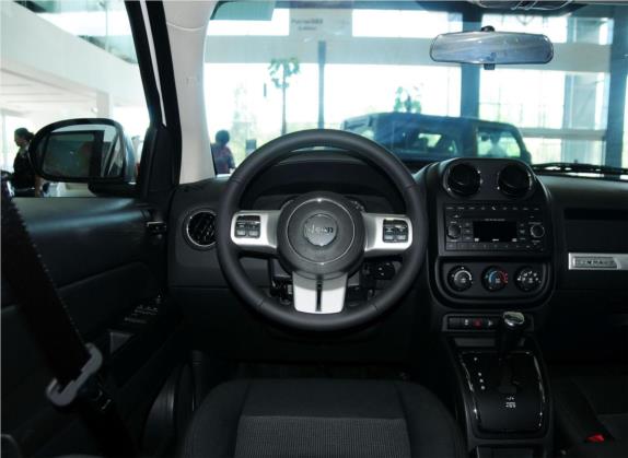 指南者(进口) 2014款 2.4L 四驱运动版 中控类   驾驶位